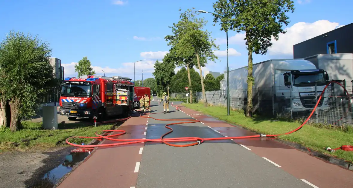 Geparkeerde vrachtwagen vliegt in brand - Foto 11