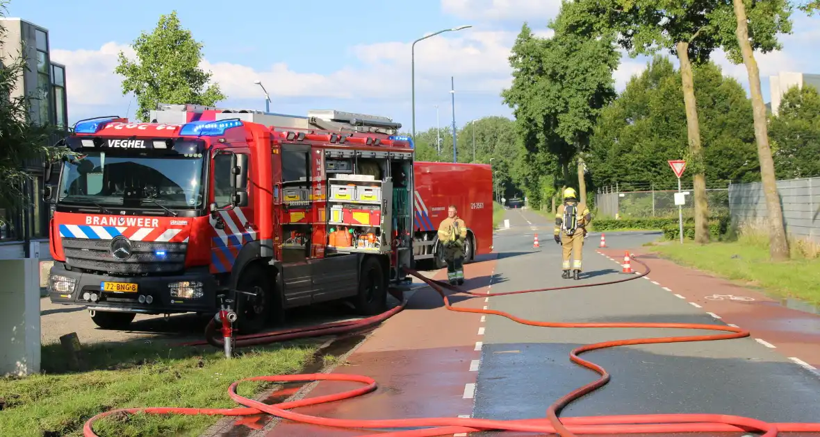 Geparkeerde vrachtwagen vliegt in brand - Foto 12