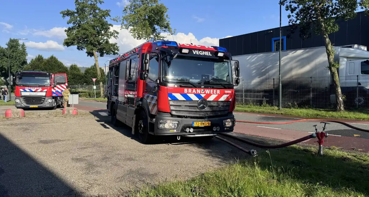 Geparkeerde vrachtwagen vliegt in brand - Foto 2