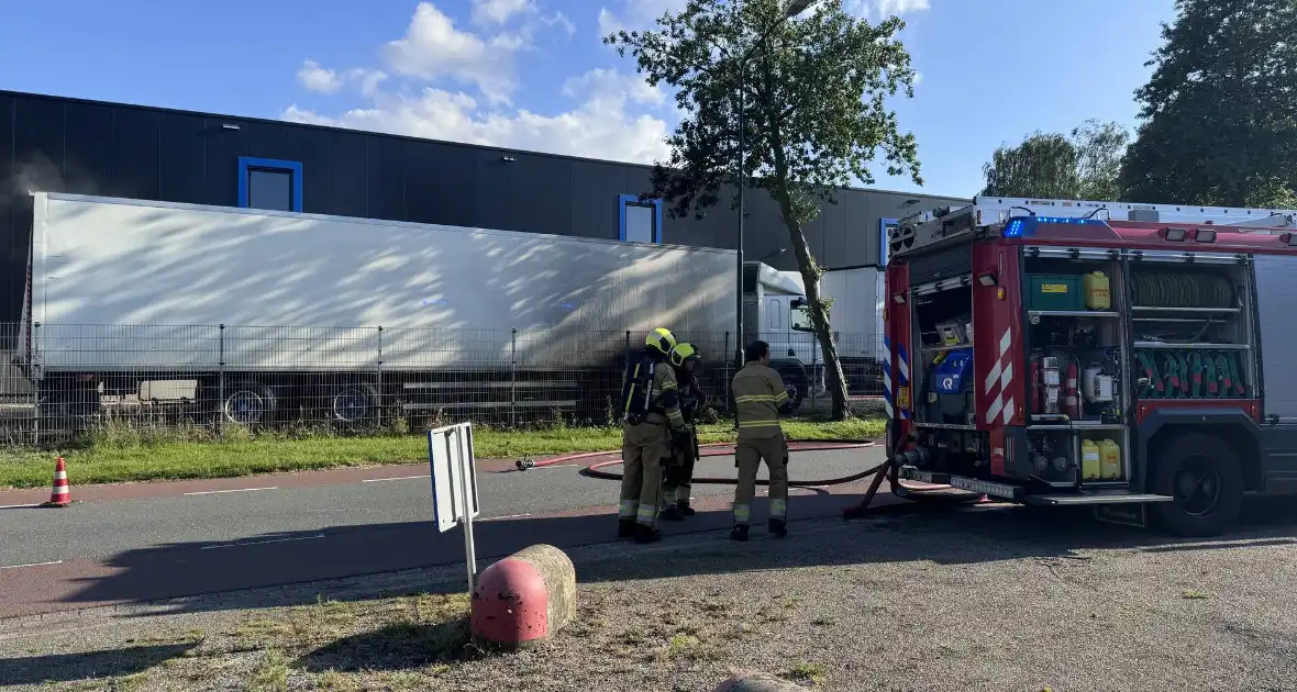 Geparkeerde vrachtwagen vliegt in brand - Foto 3