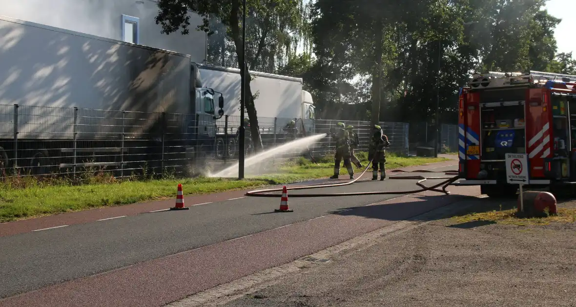 Geparkeerde vrachtwagen vliegt in brand - Foto 4