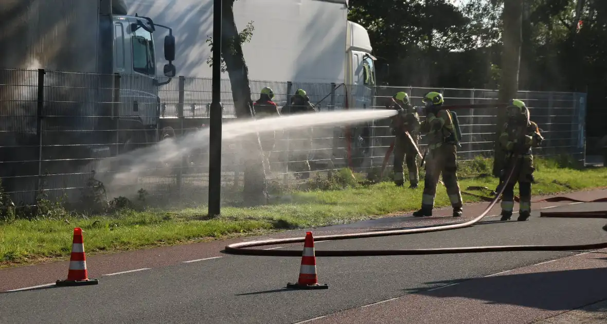 Geparkeerde vrachtwagen vliegt in brand - Foto 5