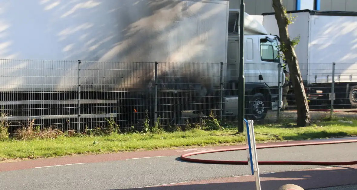 Geparkeerde vrachtwagen vliegt in brand - Foto 6