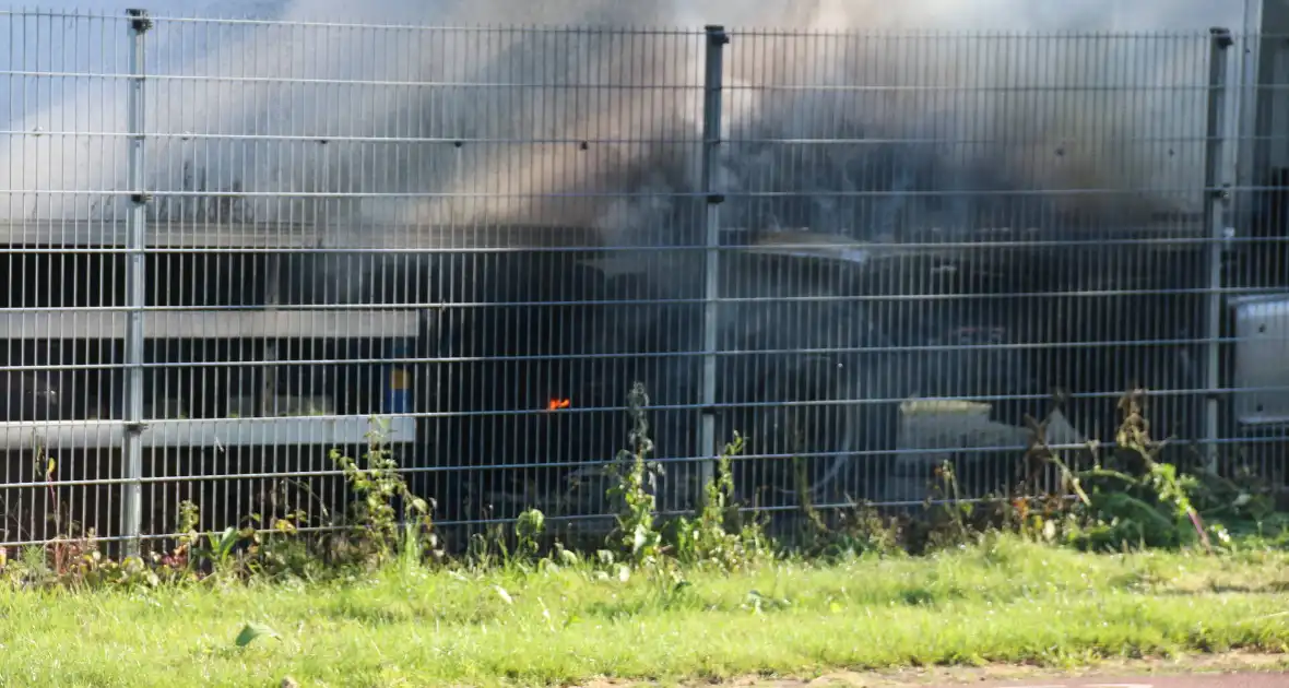 Geparkeerde vrachtwagen vliegt in brand - Foto 7