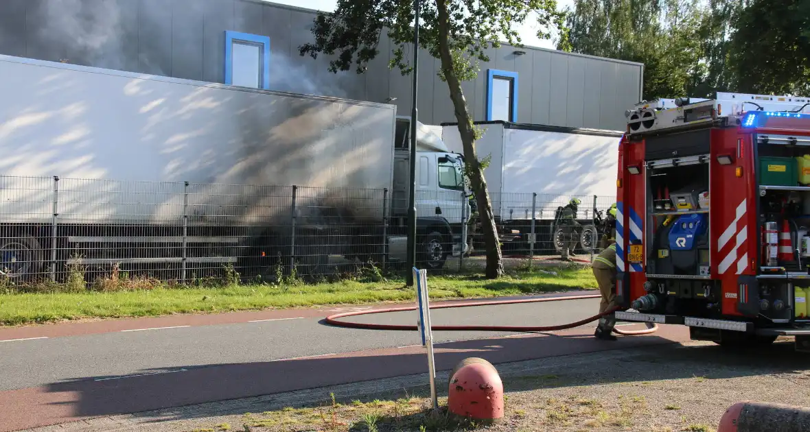 Geparkeerde vrachtwagen vliegt in brand - Foto 8