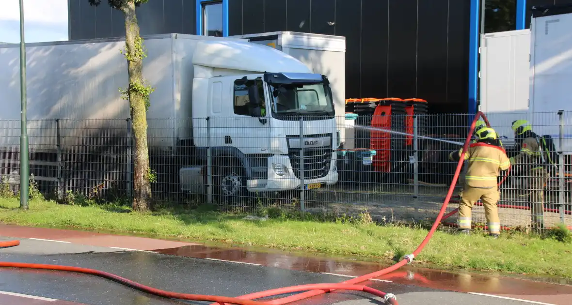 Geparkeerde vrachtwagen vliegt in brand - Foto 9