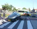 Fietser klapt op zijkant van auto tijdens het oversteken op rotonde