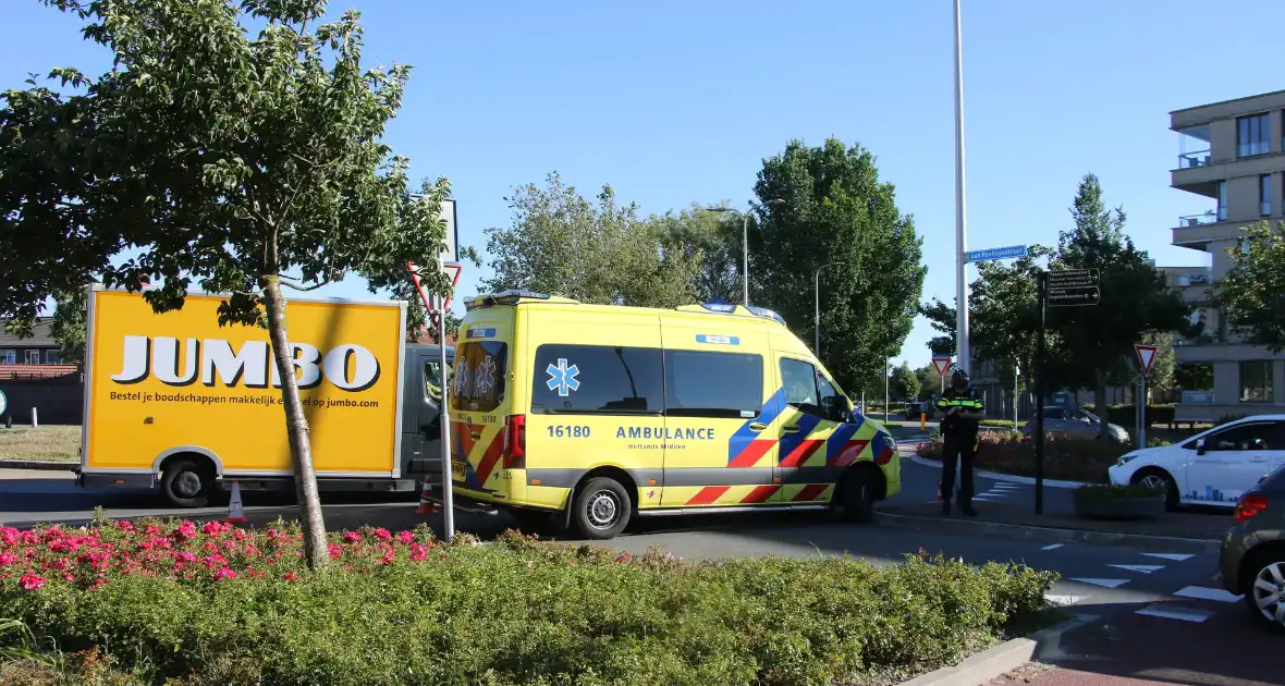 Fietser klapt op zijkant van auto tijdens het oversteken op rotonde - Foto 6