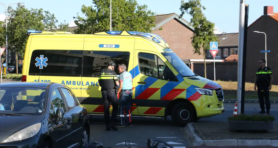 Fietser klapt op zijkant van auto tijdens het oversteken op rotonde - Foto 7