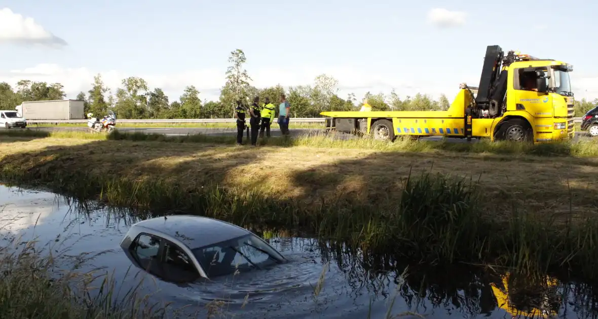 Automobilist raakt van snelweg en belandt in sloot