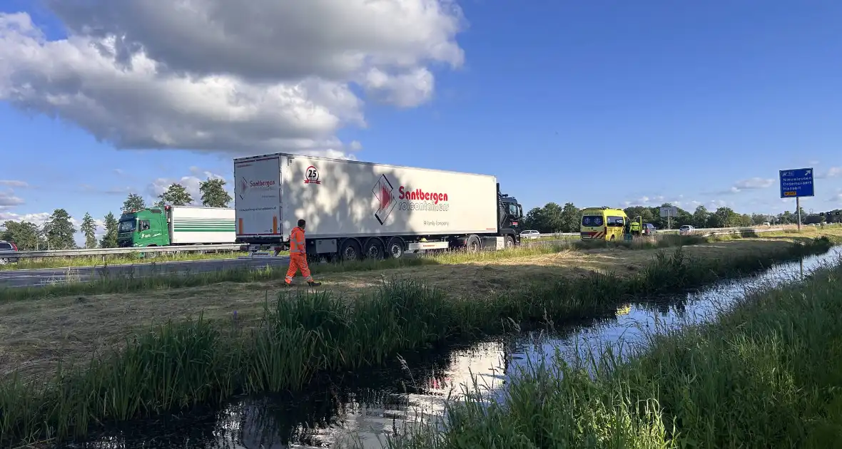 Automobilist raakt van snelweg en belandt in sloot - Foto 1