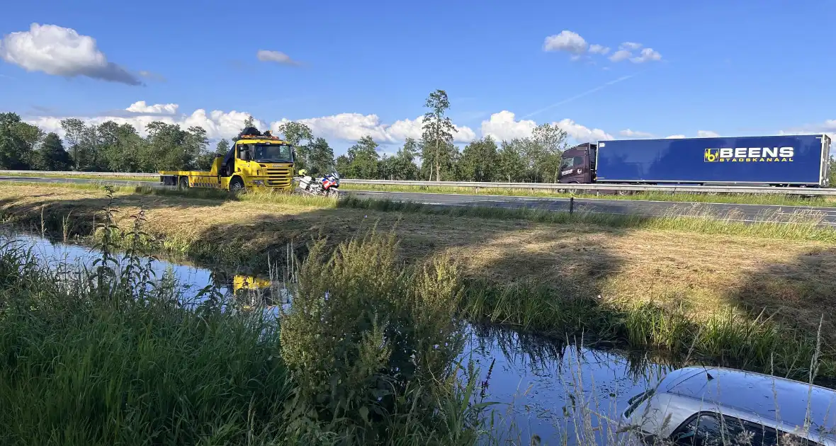 Automobilist raakt van snelweg en belandt in sloot - Foto 2