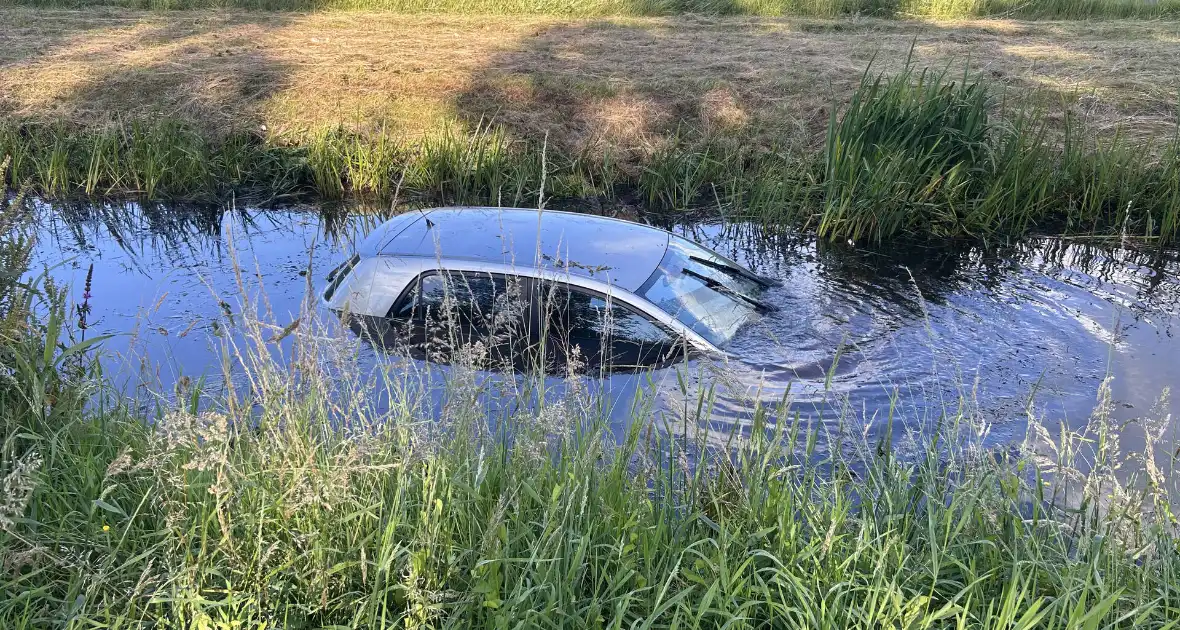 Automobilist raakt van snelweg en belandt in sloot - Foto 3