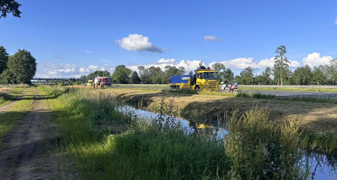 Automobilist raakt van snelweg en belandt in sloot - Foto 4