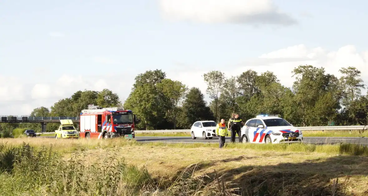 Automobilist raakt van snelweg en belandt in sloot - Foto 5