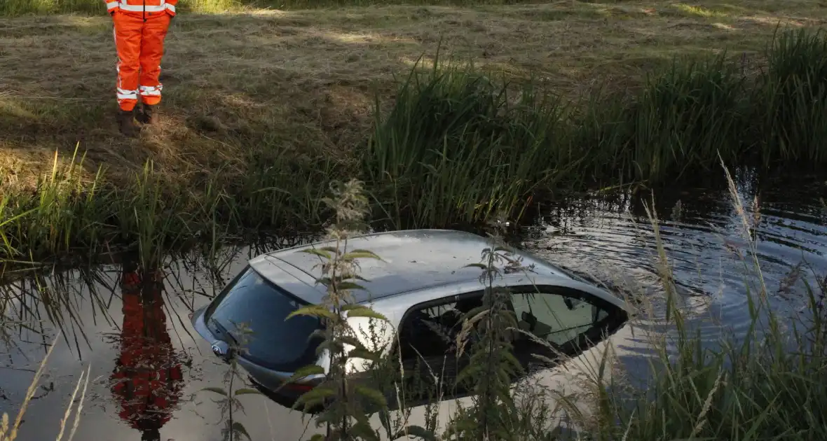 Automobilist raakt van snelweg en belandt in sloot - Foto 6