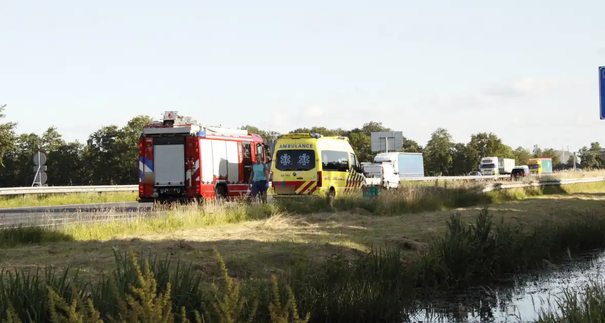 Automobilist raakt van snelweg en belandt in sloot - Foto 7