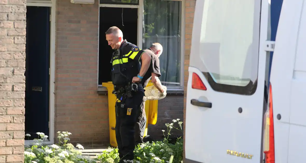 Politie rolt hennepkwekerij in woning op - Foto 2