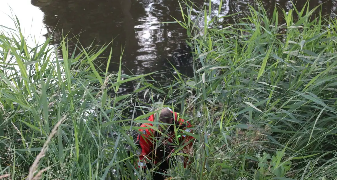 Motorrijder belandt met motor in kanaal - Foto 1