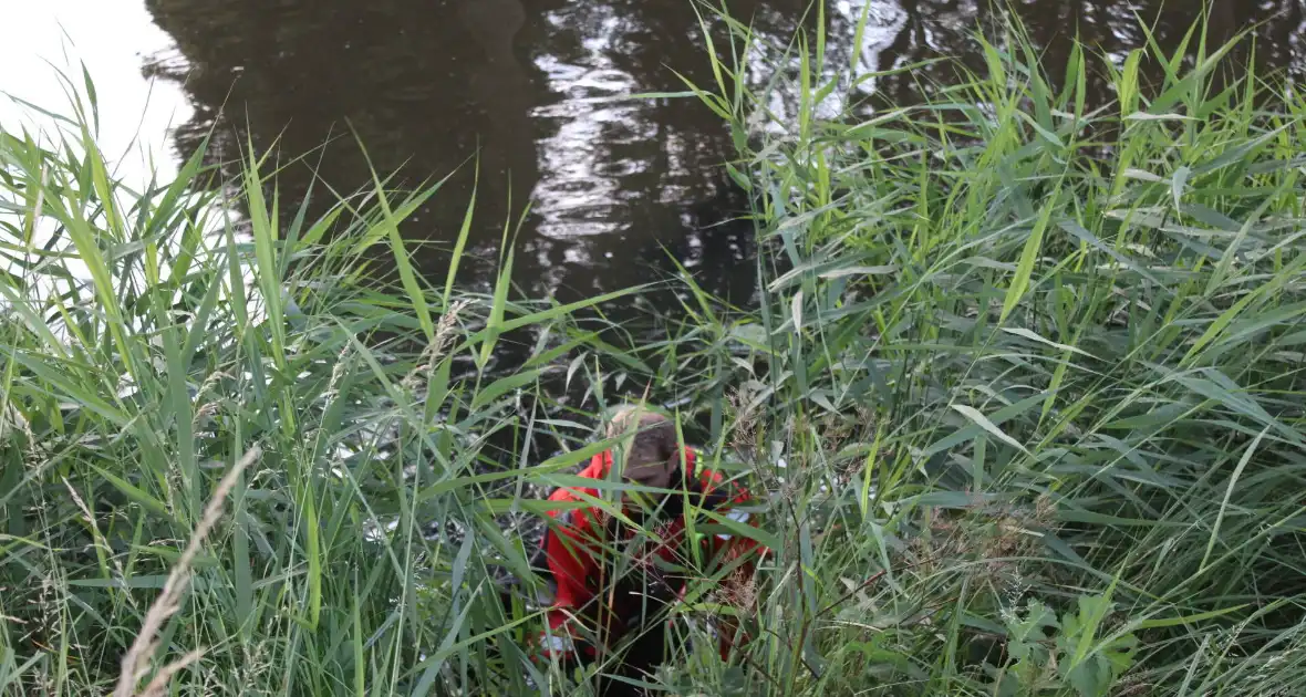 Motorrijder belandt met motor in kanaal - Foto 2