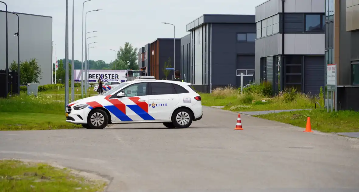 Politie en douane doen onderzoek op bedrijventerrein Zevenhuis