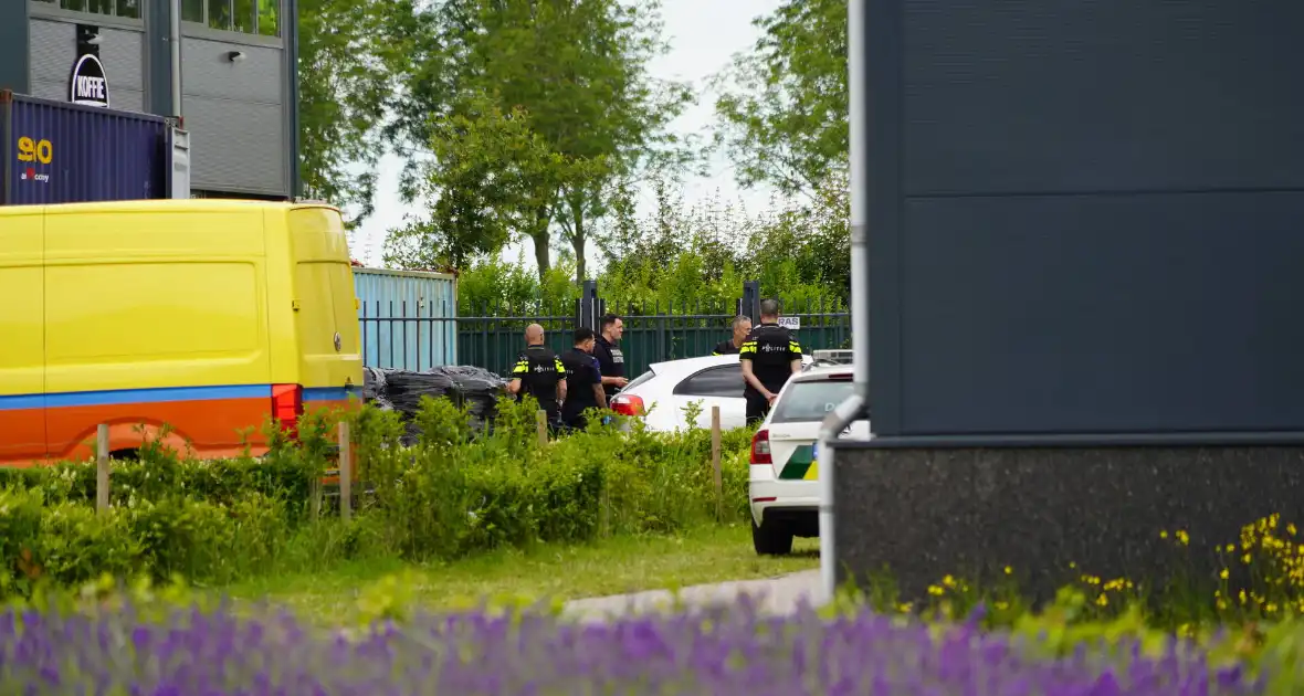 Politie en douane doen onderzoek op bedrijventerrein Zevenhuis - Foto 1