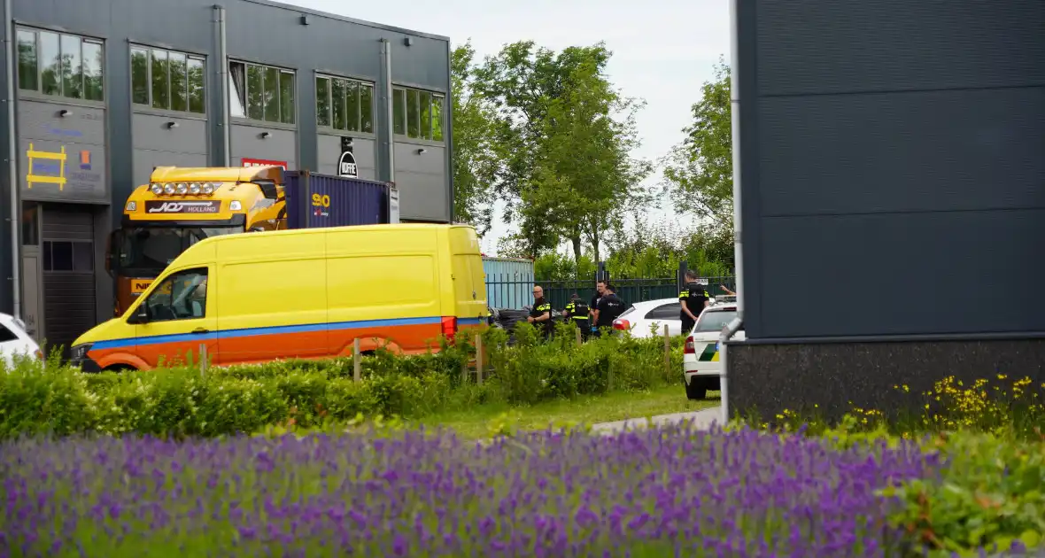 Politie en douane doen onderzoek op bedrijventerrein Zevenhuis - Foto 2