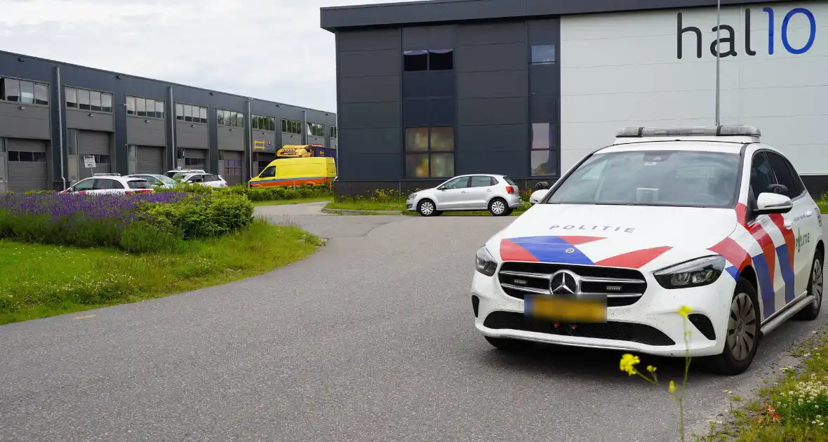 Politie en douane doen onderzoek op bedrijventerrein Zevenhuis - Foto 3