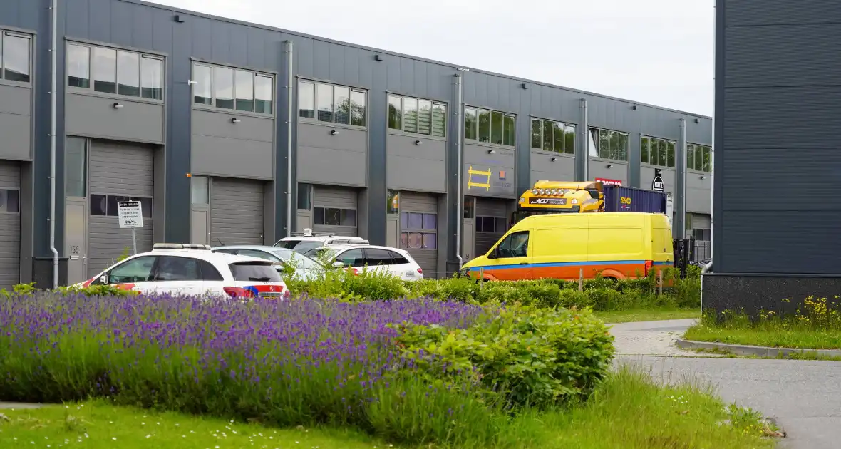 Politie en douane doen onderzoek op bedrijventerrein Zevenhuis - Foto 4