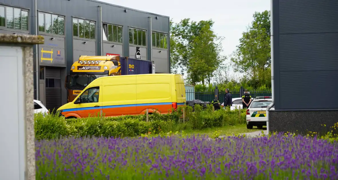 Politie en douane doen onderzoek op bedrijventerrein Zevenhuis - Foto 5