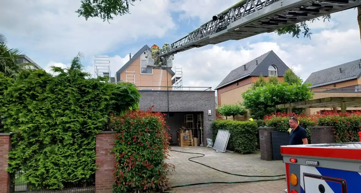 Brand op dak van garage