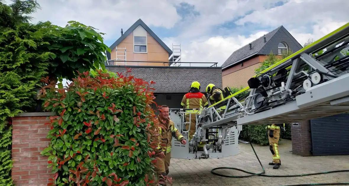 Brand op dak van garage - Foto 2