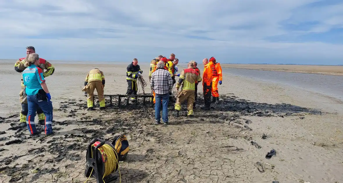 Brandweer redt persoon uit drijfzand