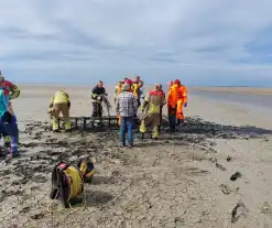 Brandweer redt persoon uit drijfzand