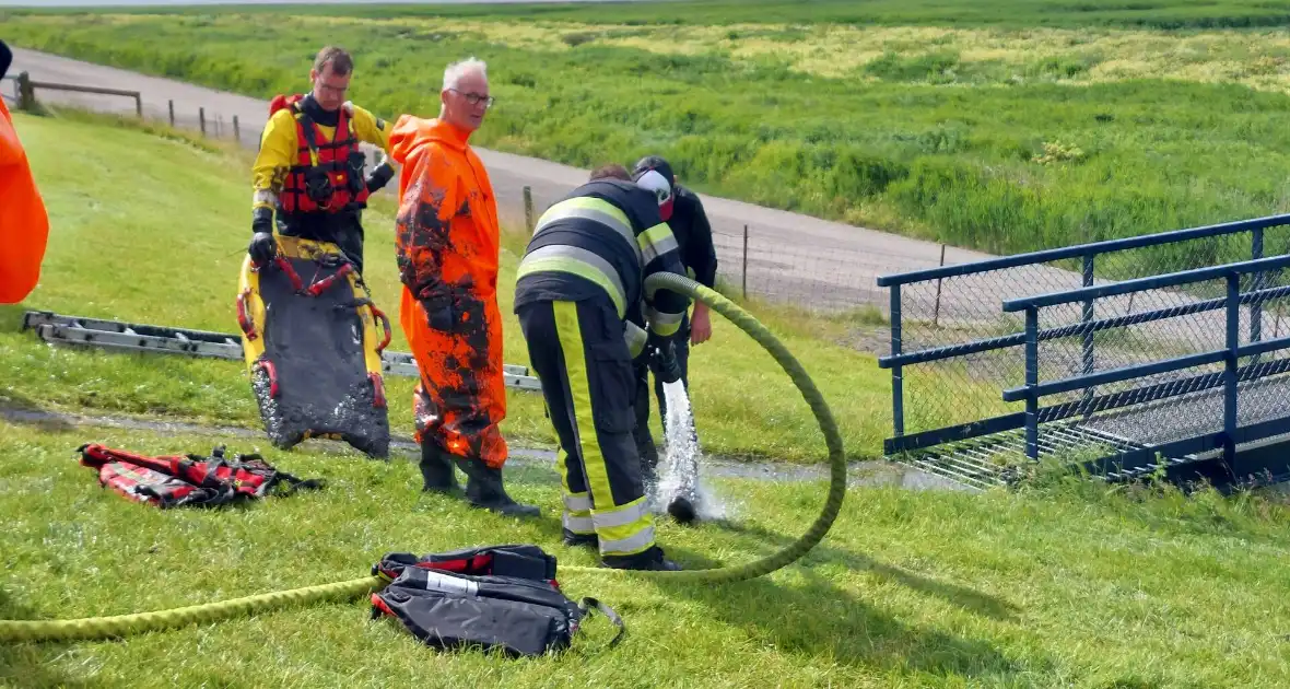 Brandweer redt persoon uit drijfzand - Foto 3