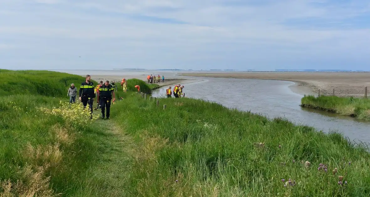 Brandweer redt persoon uit drijfzand - Foto 4