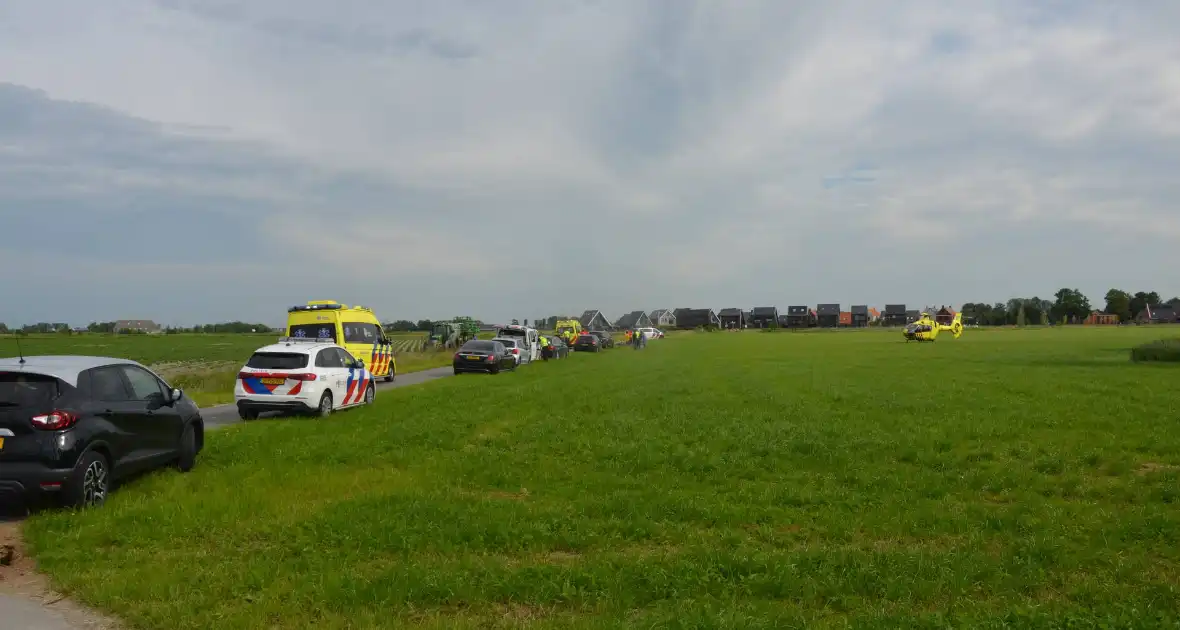 Fietser zwaargewond bij ongeval met landbouwvoertuig - Foto 1