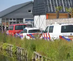 Politie en brandweer doorzoeken opslagruimten