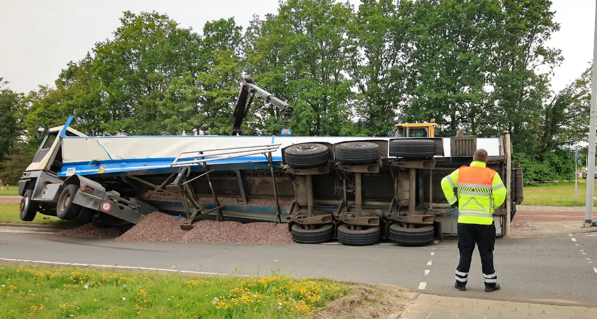 Oplegger geladen met grind kantelt