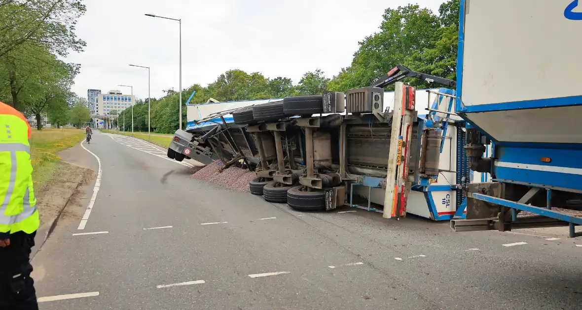 Oplegger geladen met grind kantelt - Foto 2