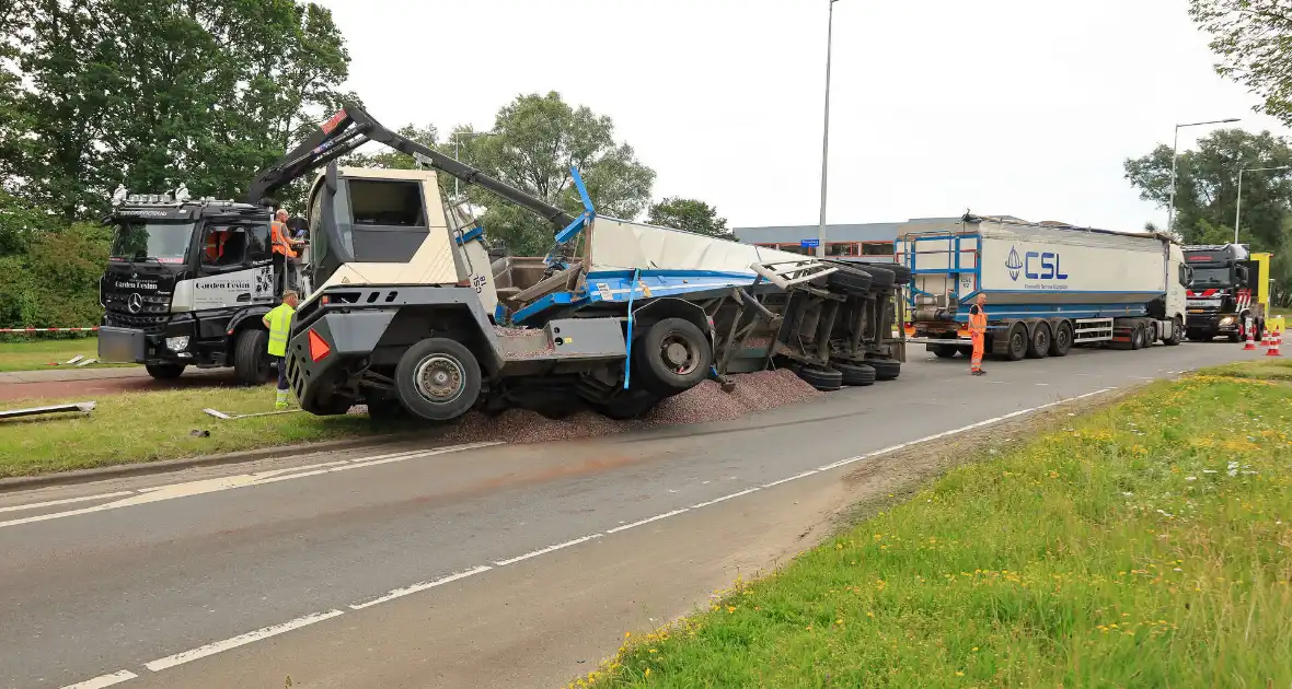 Oplegger geladen met grind kantelt - Foto 3