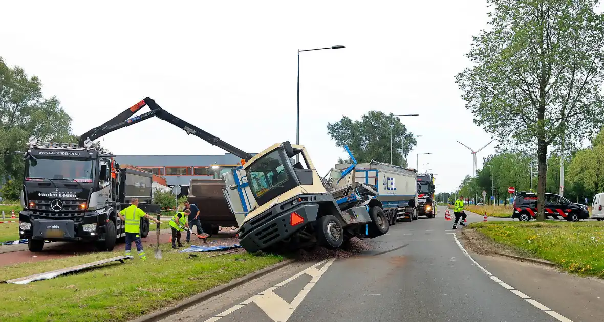 Oplegger geladen met grind kantelt - Foto 4