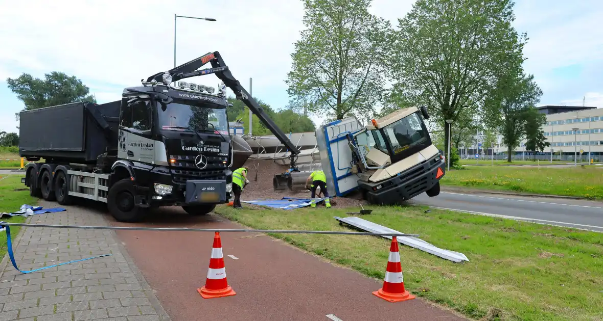 Oplegger geladen met grind kantelt - Foto 5