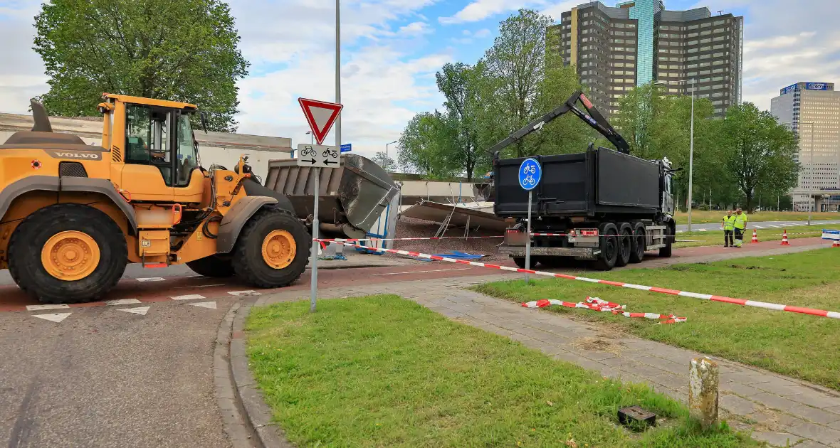 Oplegger geladen met grind kantelt - Foto 6