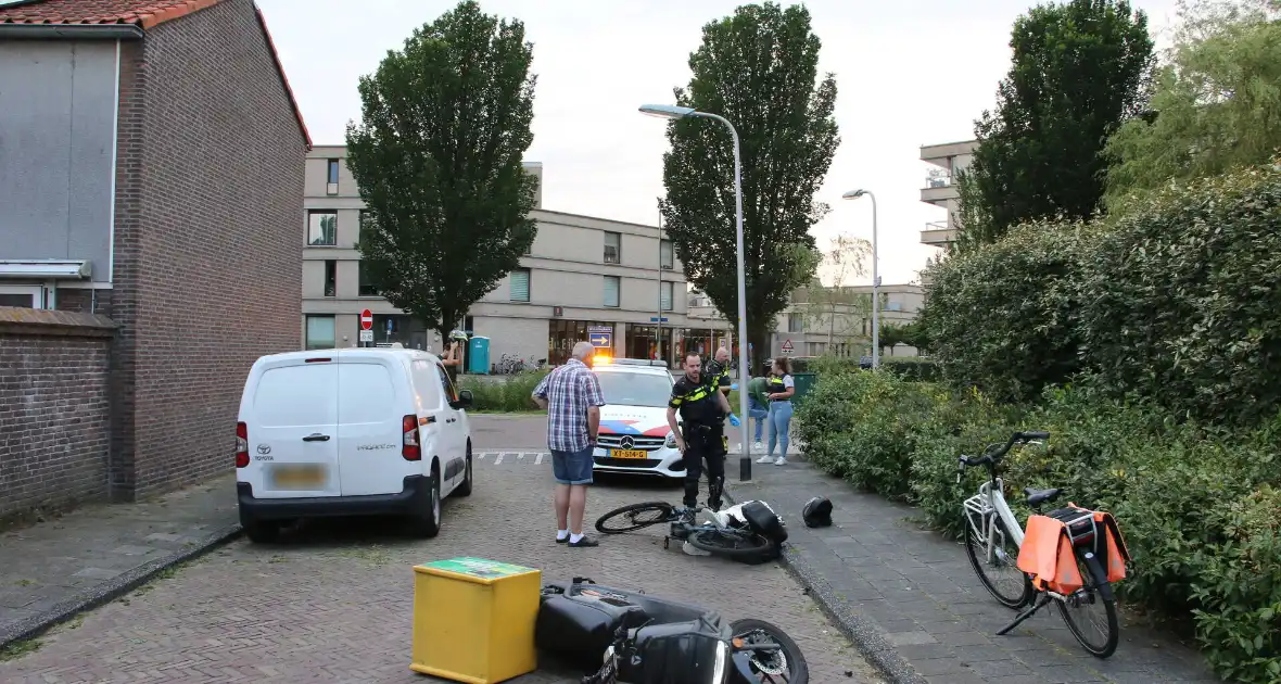 Fietser gewond bij aanrijding met bezorgscooter - Foto 1