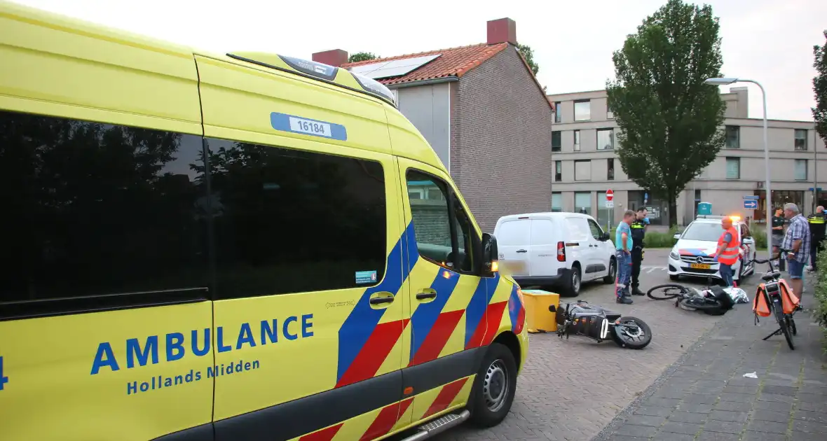 Fietser gewond bij aanrijding met bezorgscooter - Foto 2