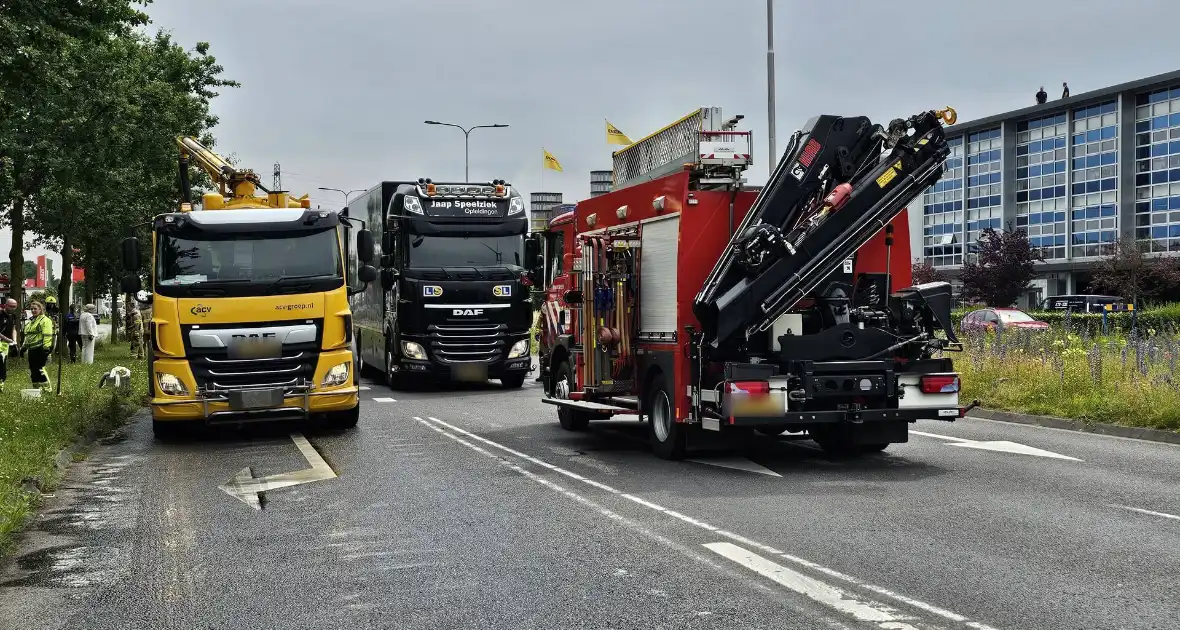 Tank van lesvrachtwagen kapot, diesel lekt op de weg