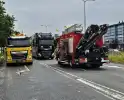 Tank van lesvrachtwagen kapot, diesel lekt op de weg