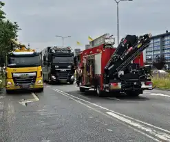 Tank van lesvrachtwagen kapot, diesel lekt op de weg