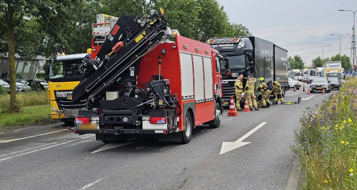 Tank van lesvrachtwagen kapot, diesel lekt op de weg - Foto 1